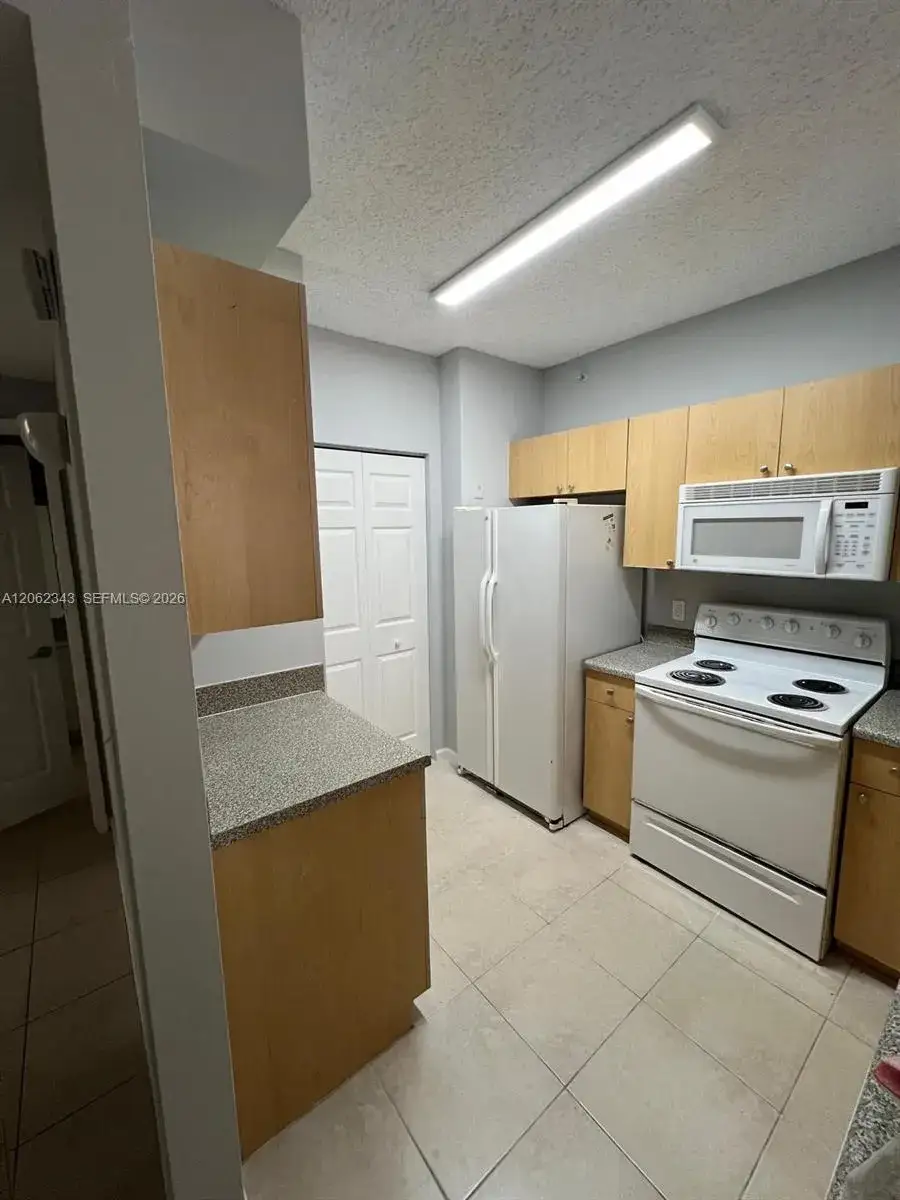 1 bedroom 1 bath Residential Lease for rent at 8020 N Nob Hill Rd # 102, Tamarac FL 33321
