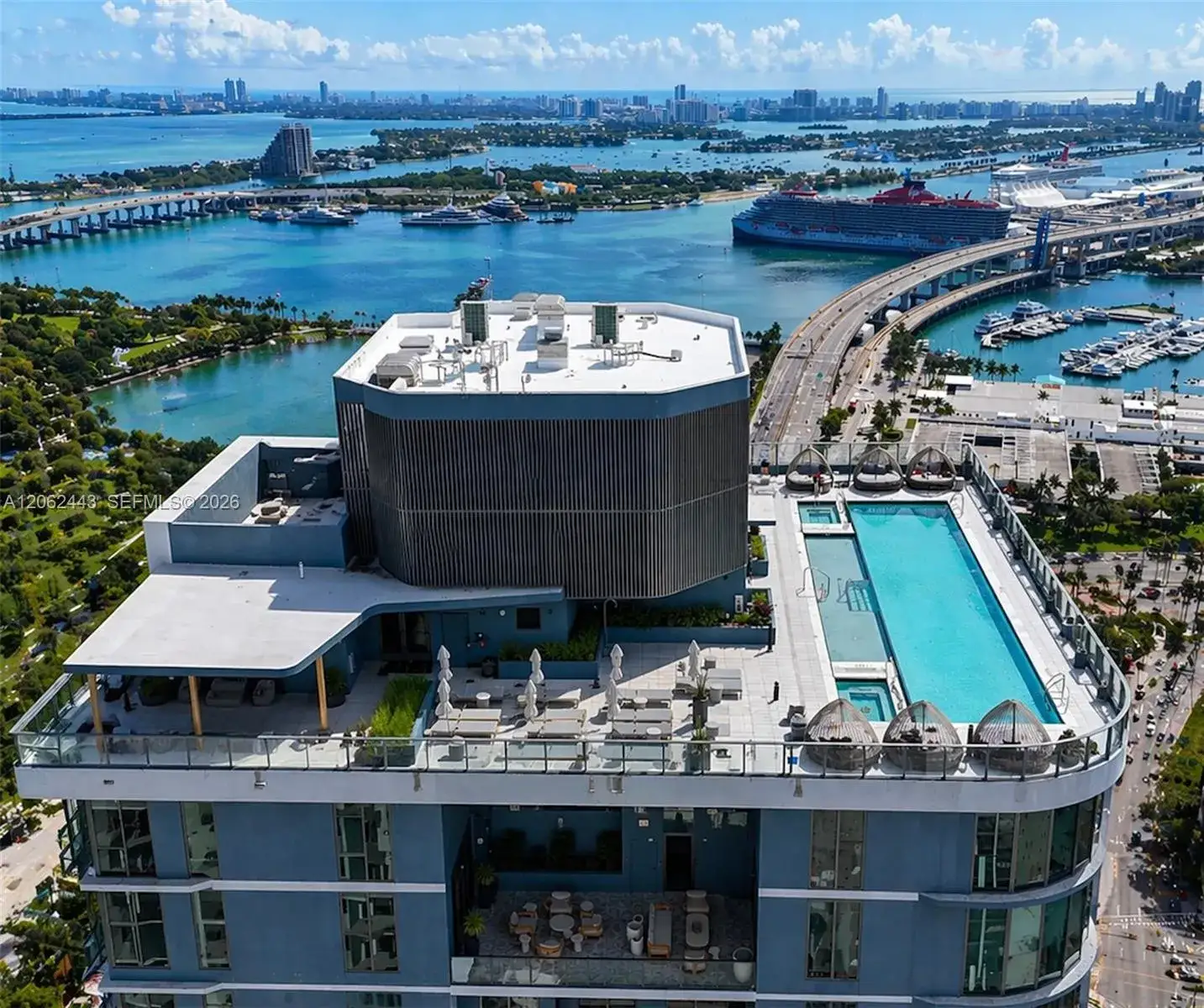 1 bedroom 1 bath Residential Lease for rent at 121 NE 5th St # 2013, Miami FL 33132