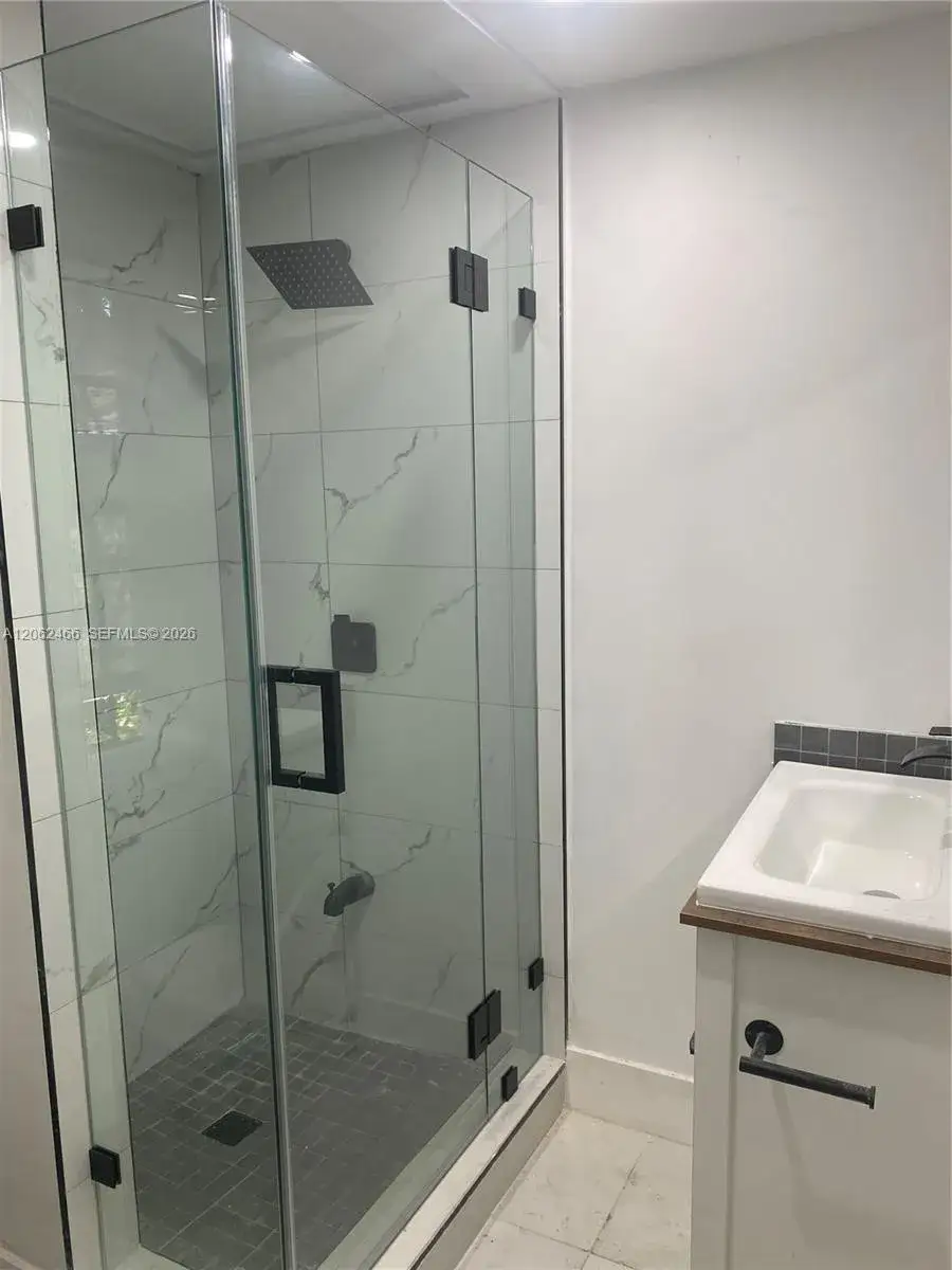 2 bedroom 1 bath Residential Lease for rent at 9380 W Flagler St # 217B, Miami FL 33174