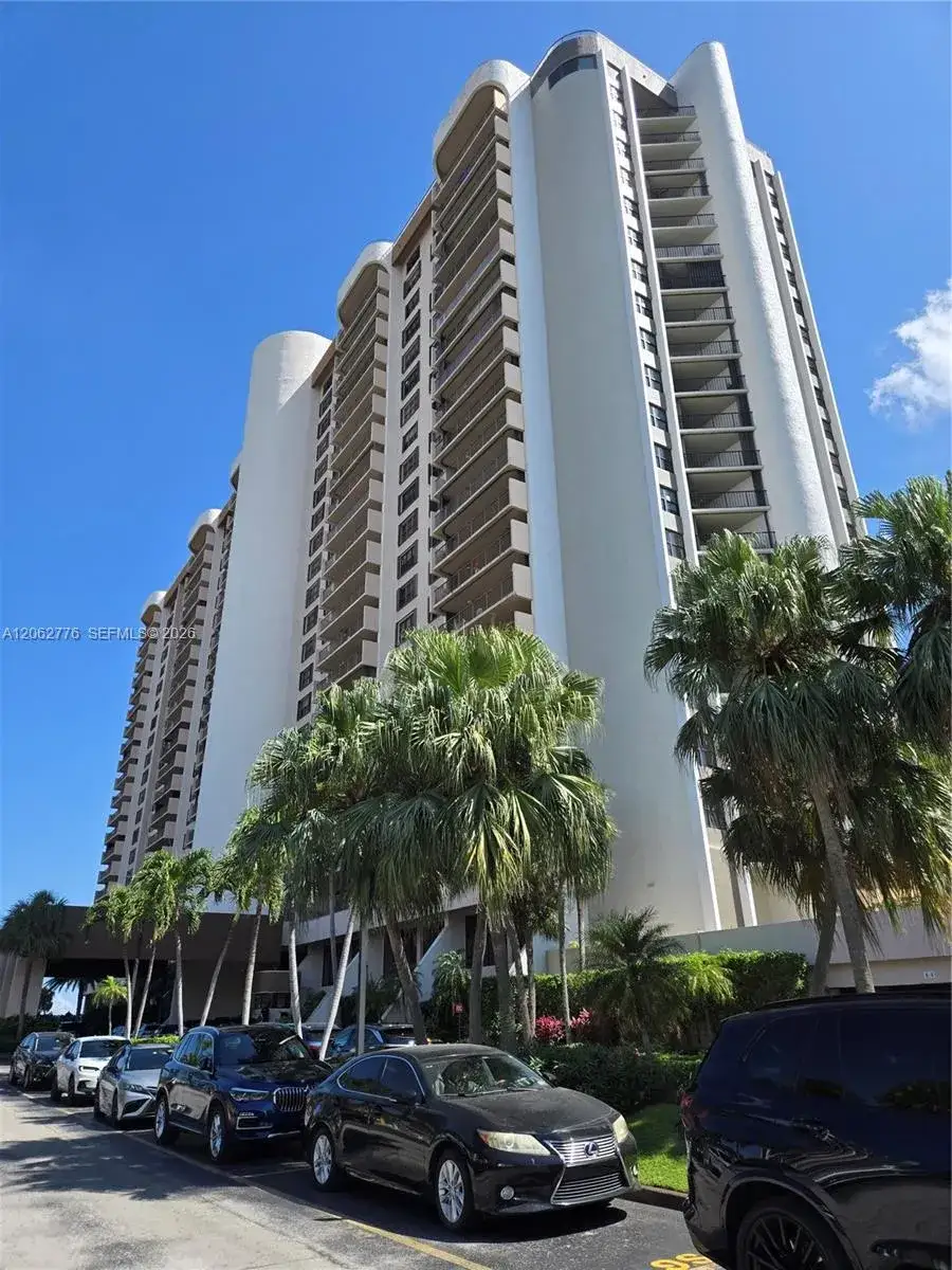 2 bedroom 2 bath Residential for sale at 1800 NE 114th St # 911, Miami FL 33181