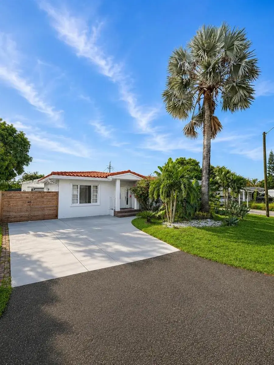 2 bedroom 2 bath Residential for sale at 4730 NE 3rd Ave, Oakland Park FL 33334