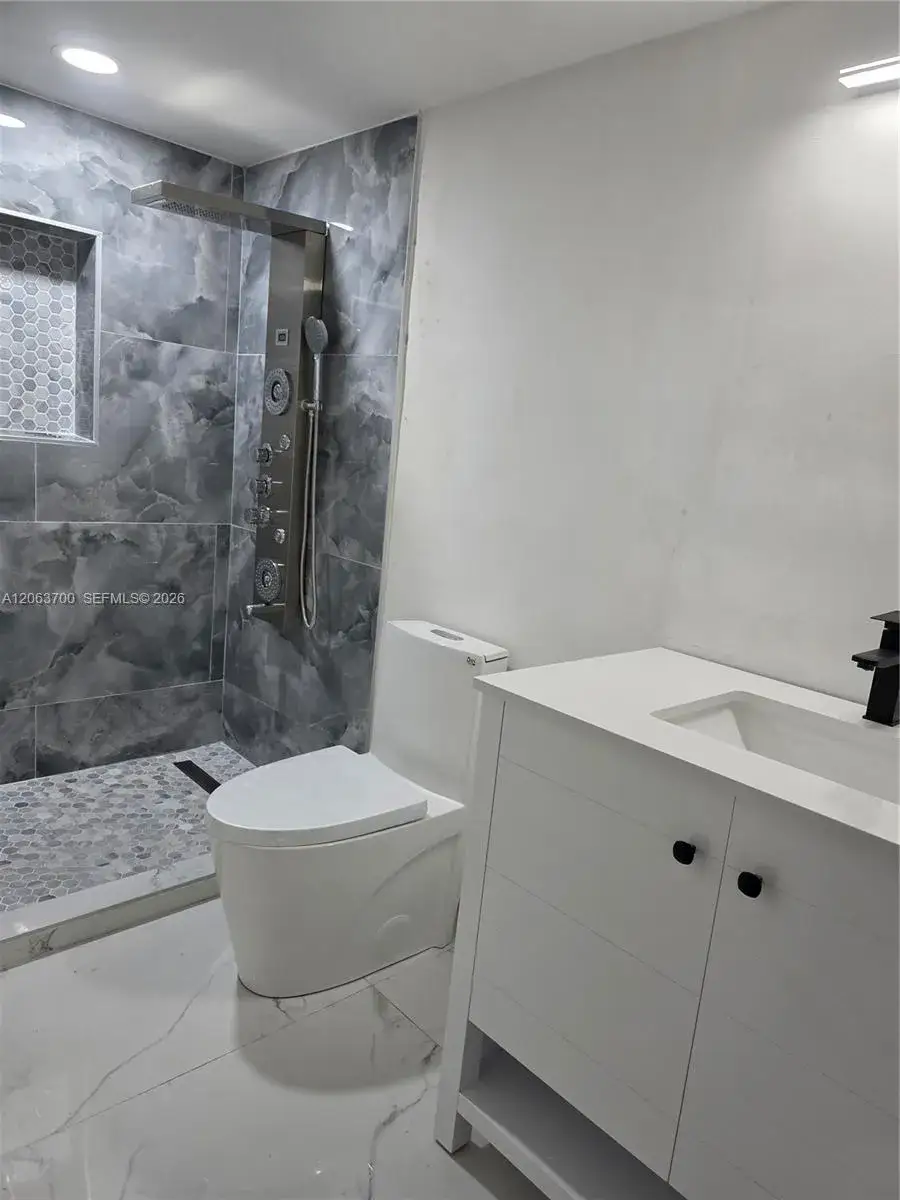 2 bedroom 2 bath Residential for sale at 1201 NE 191st St # G216, Miami FL 33179