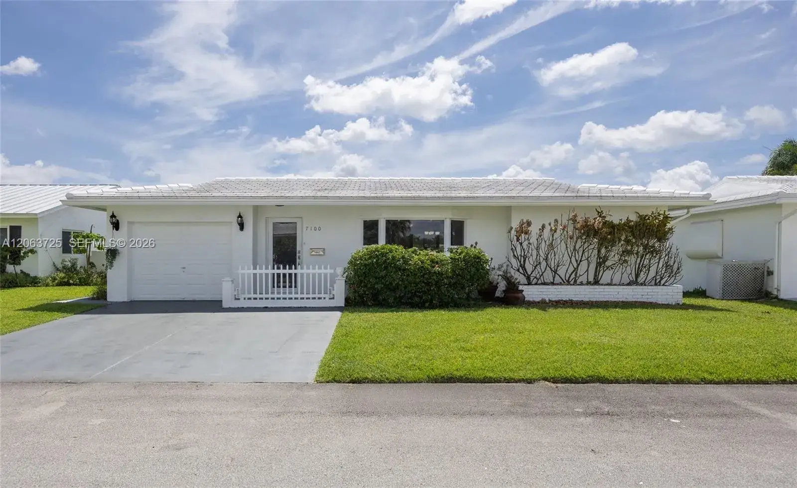 2 bedroom 2 bath Residential for sale at 7100 NW 66th Ter, Tamarac FL 33321