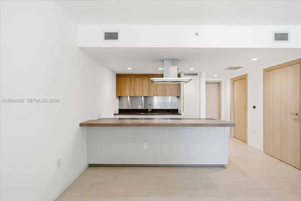 1 bedroom 1 bath Residential Lease for rent at 1000 Brickell Plz # 3303, Miami FL 33131