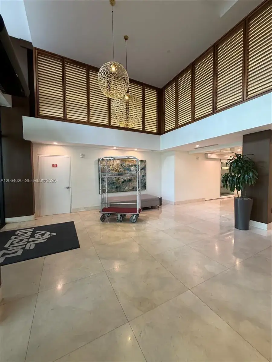 1 bedroom 1 bath Residential Lease for rent at 540 BRICKELL KEY DR # 617, Miami FL 33131