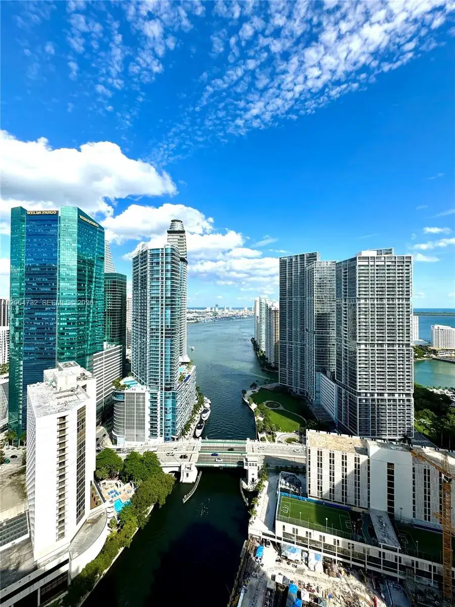 2 bedroom 2 bath Residential Lease for rent at 31 SE 5th St # 4214, Miami FL 33131