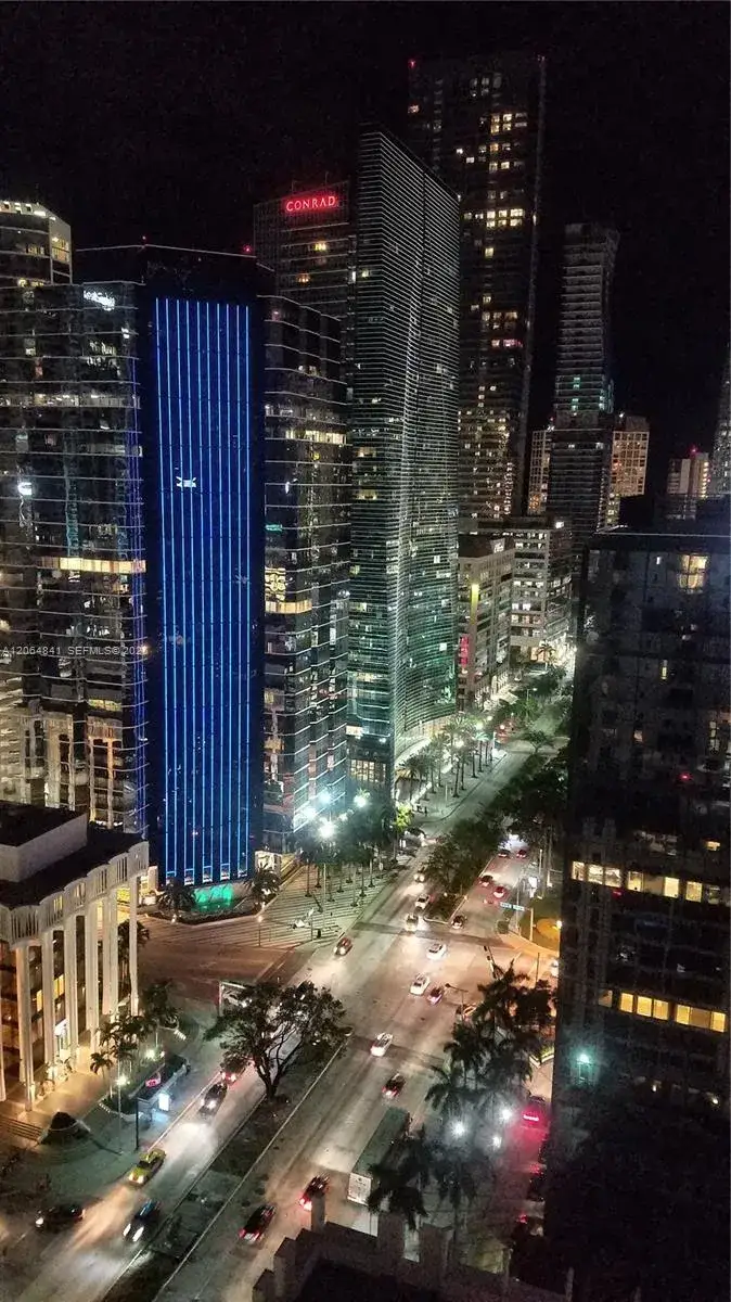 2 bedroom 2 bath Residential Lease for rent at 1060 Brickell Ave # 2411, Miami FL 33131