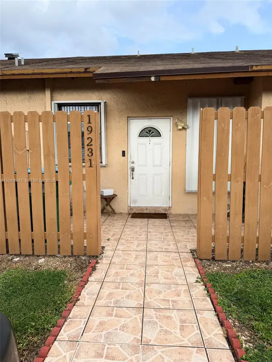 19231 NW 67th Pl, Hialeah FL 33015