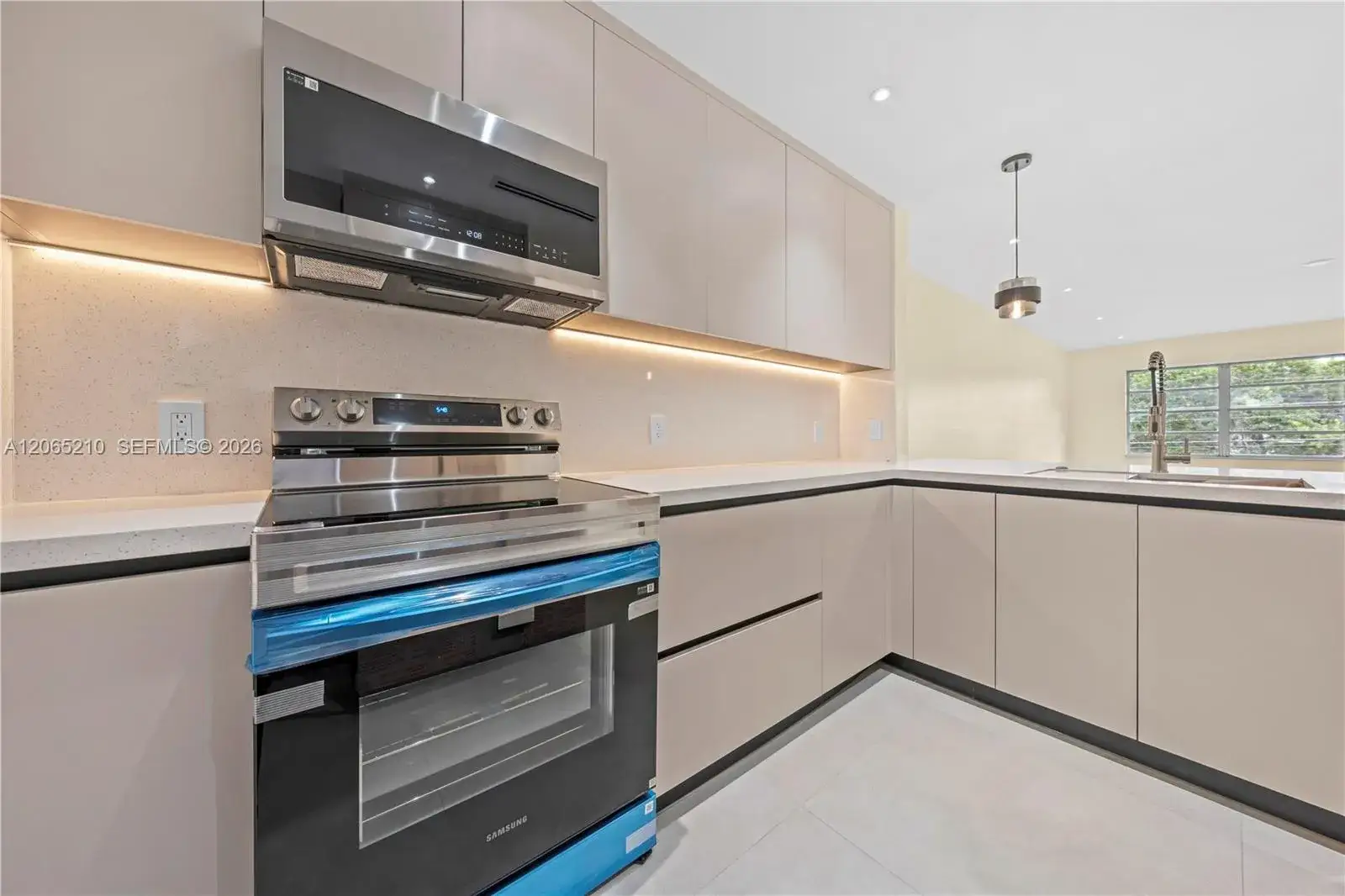 1 bedroom 1 bath Residential for sale at 1400 NE 191st St # 305, Miami FL 33179