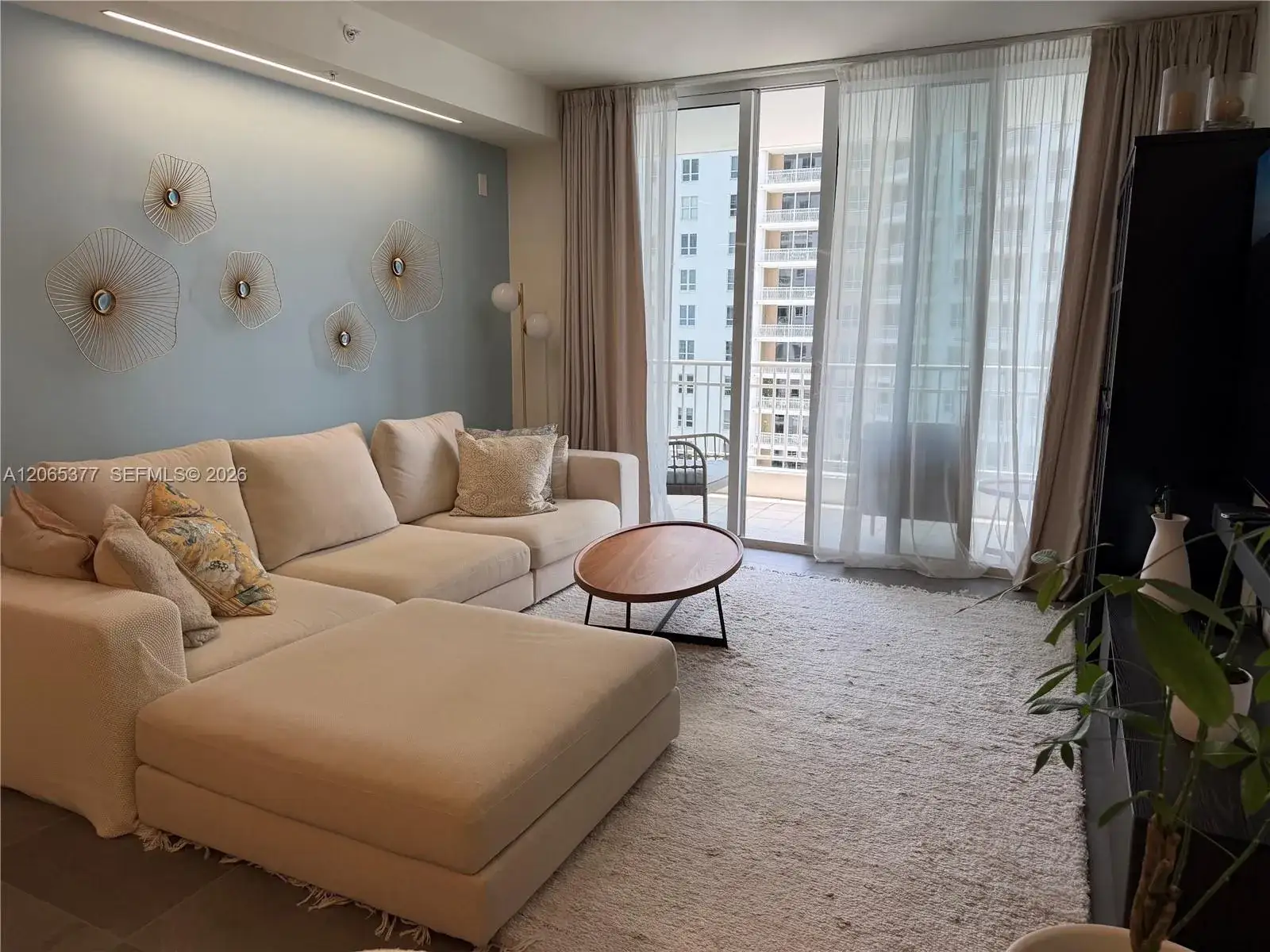 1 bedroom 1 bath Residential Lease for rent at 801 Brickell Key Blvd # 1805, Miami FL 33131