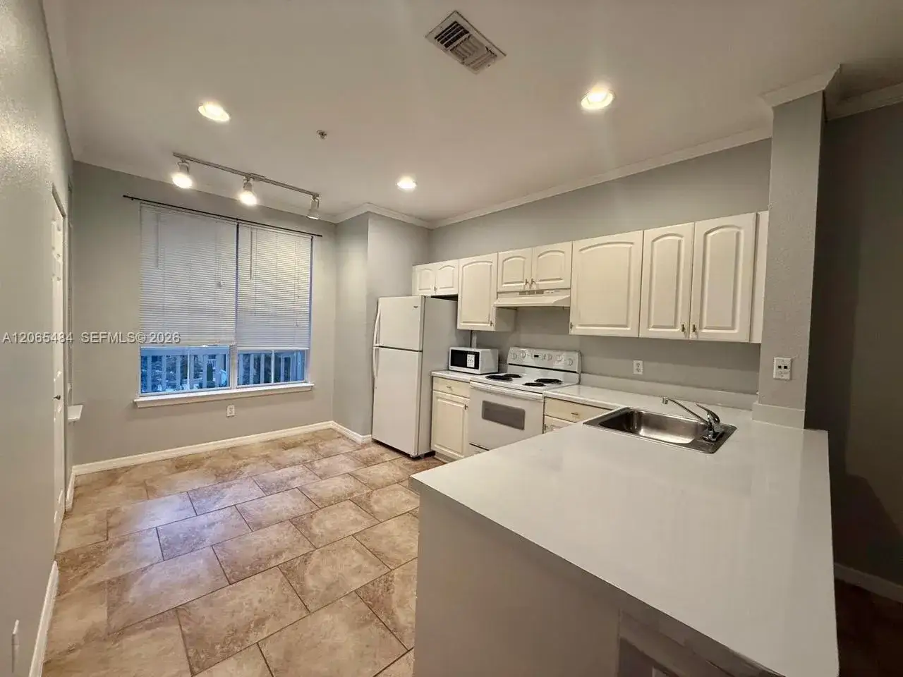 1 bedroom 1 bath Residential Lease for rent at 860 N Orange Ave # 258, Orlando FL 33180