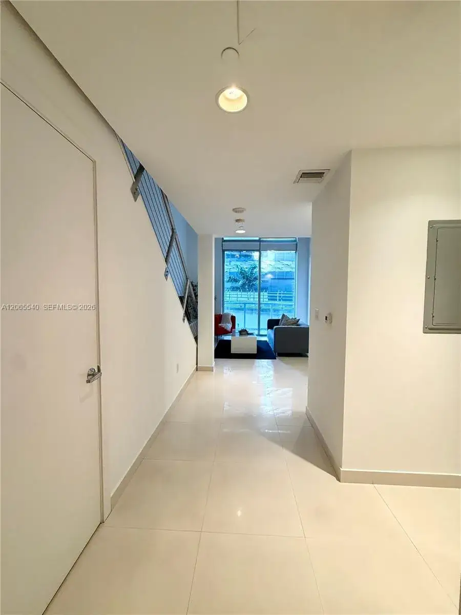 1 bedroom 1 bath Residential Lease for rent at 1050 Brickell Ave # 206, Miami FL 33131