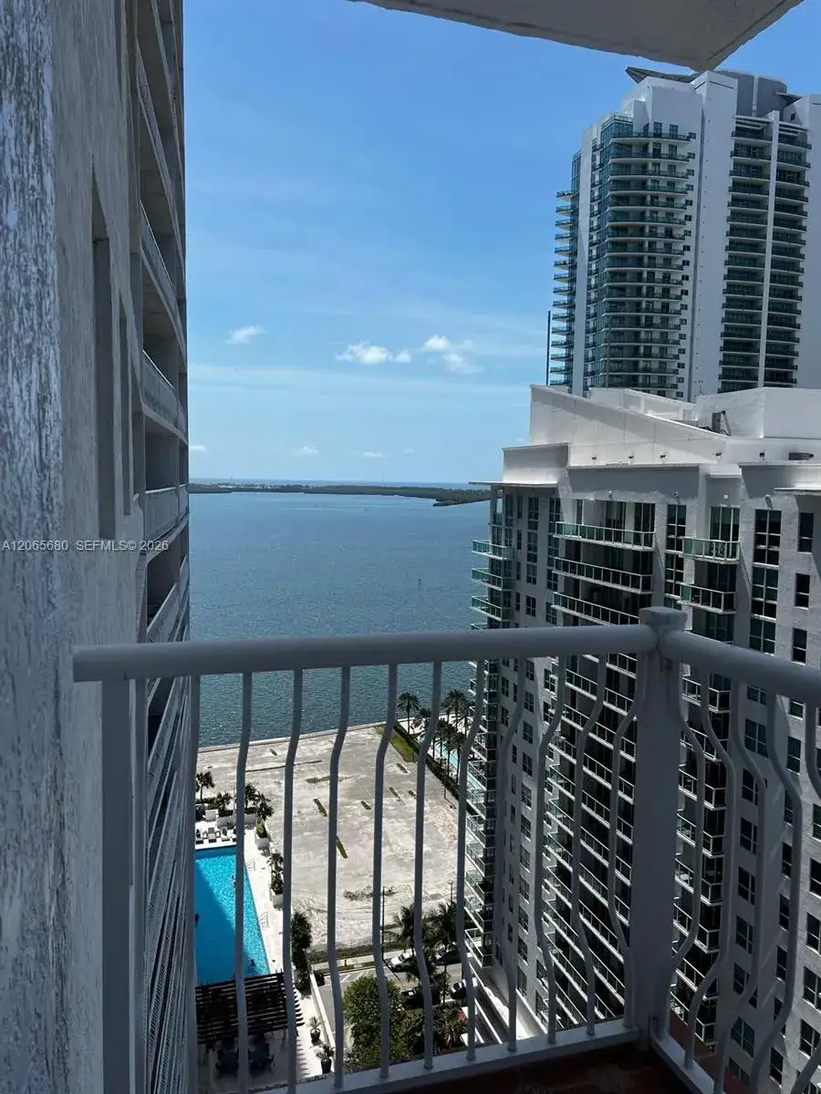 2 bedroom 2 bath Residential Lease for rent at 1200 Brickell Bay Dr # 2723, Miami FL 33131