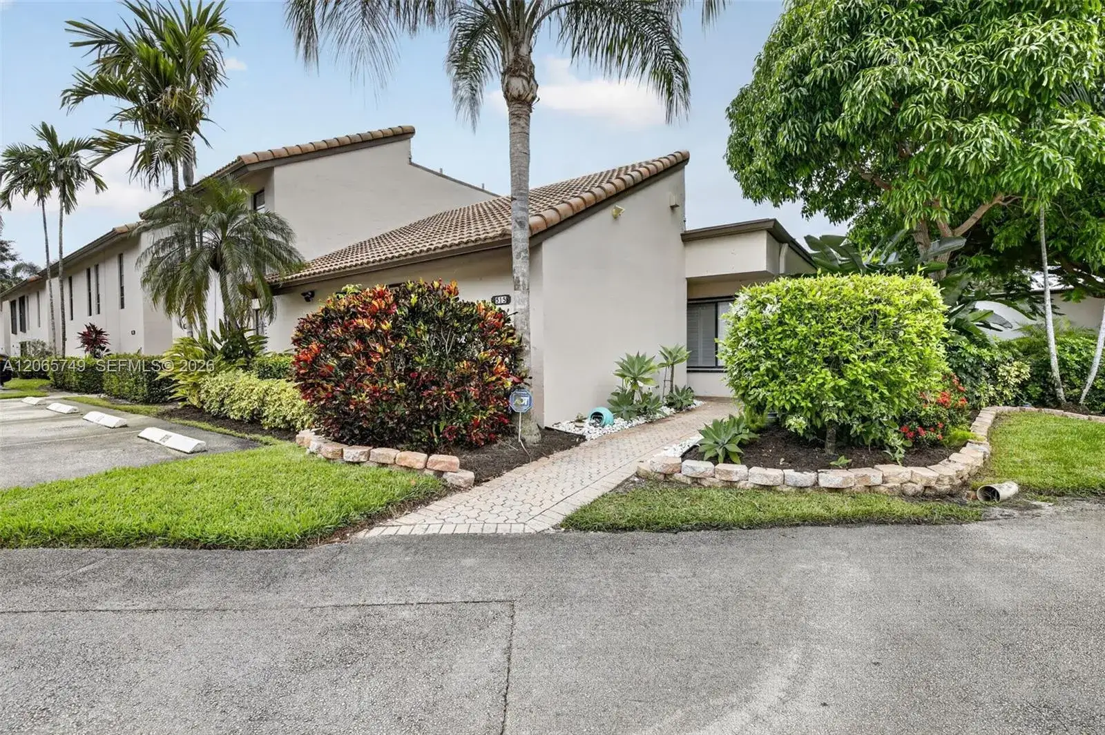 3 bedroom 2 bath Residential Lease for rent at 958 Mockingbird Ln # 515, Plantation FL 33324