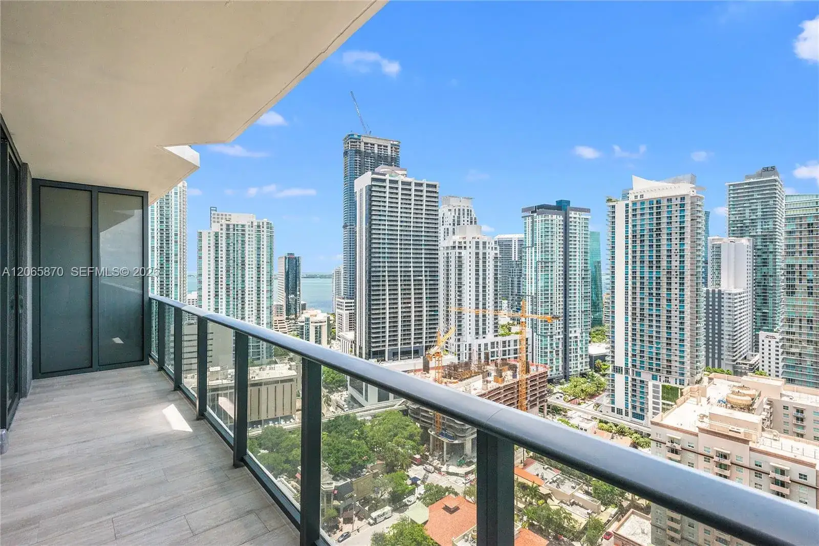 1 bedroom 2 bath Residential Lease for rent at 55 SW 9 St # 2805, Miami FL 33129