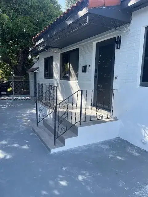 2 bedroom 1 bath Residential Lease for rent at 910 SW 8th Ave # D, Miami FL 33130