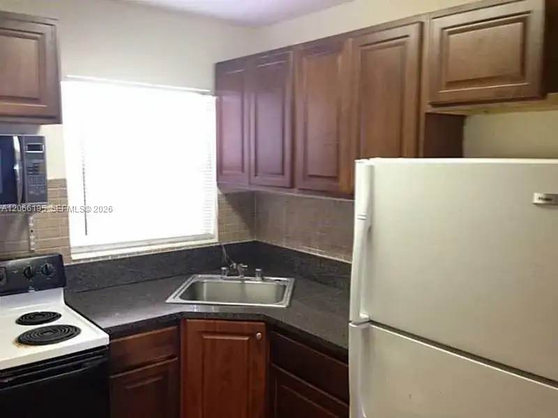 1 bedroom 1 bath Residential Lease for rent at 2008 Jackson St # E2, Hollywood FL 33020