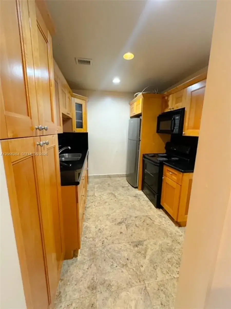 2 bedroom 2 bath Residential Lease for rent at 2008 Jackson # B7, Hollywood FL 33020