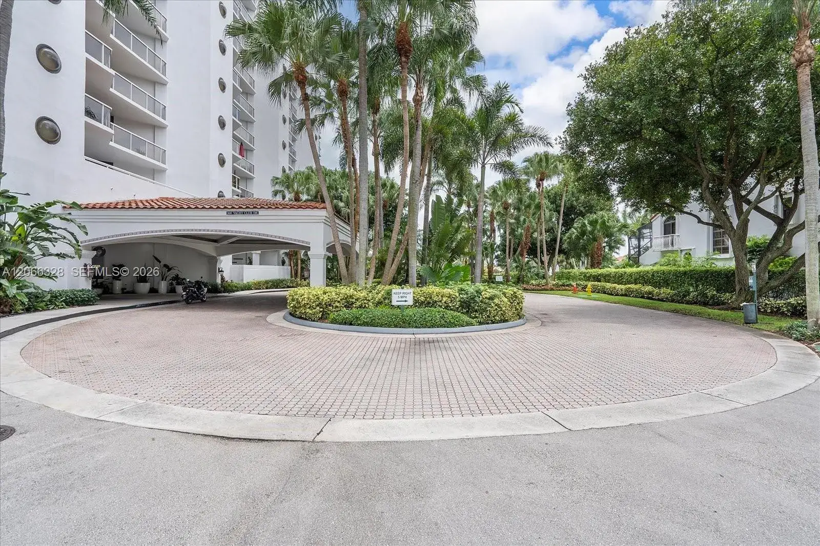 2 bedroom 2 bath Residential for sale at 3610 Yacht Club Dr # 1114, Aventura FL 33180