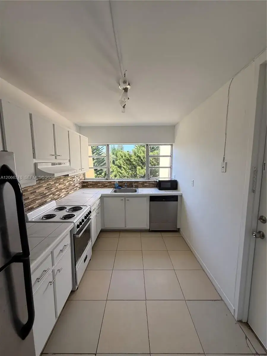 952 NE 199th St # 4K, Miami FL 33179