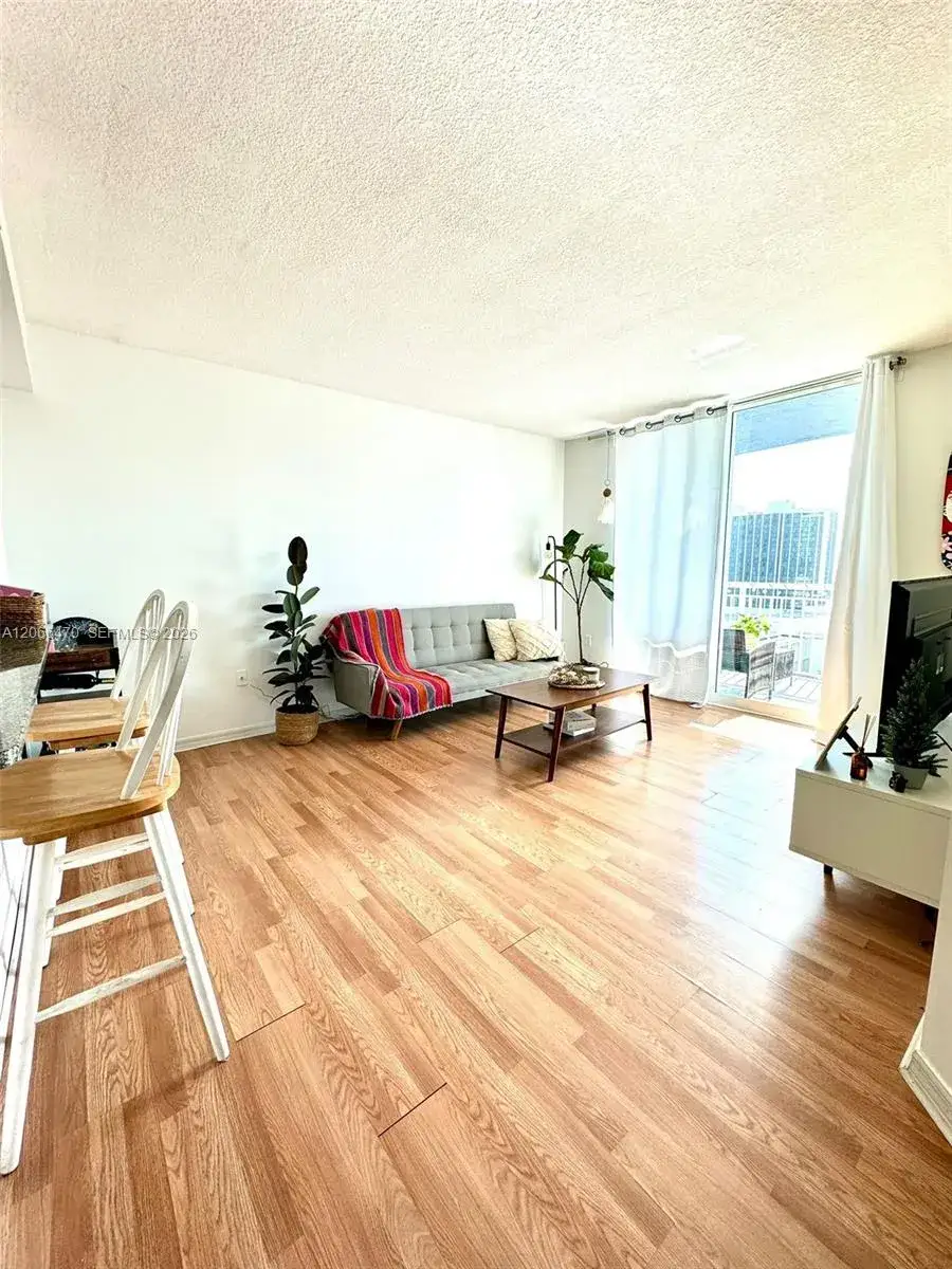 1 bedroom 1 bath Residential Lease for rent at 275 NE 18th St # 2004, Miami FL 33132