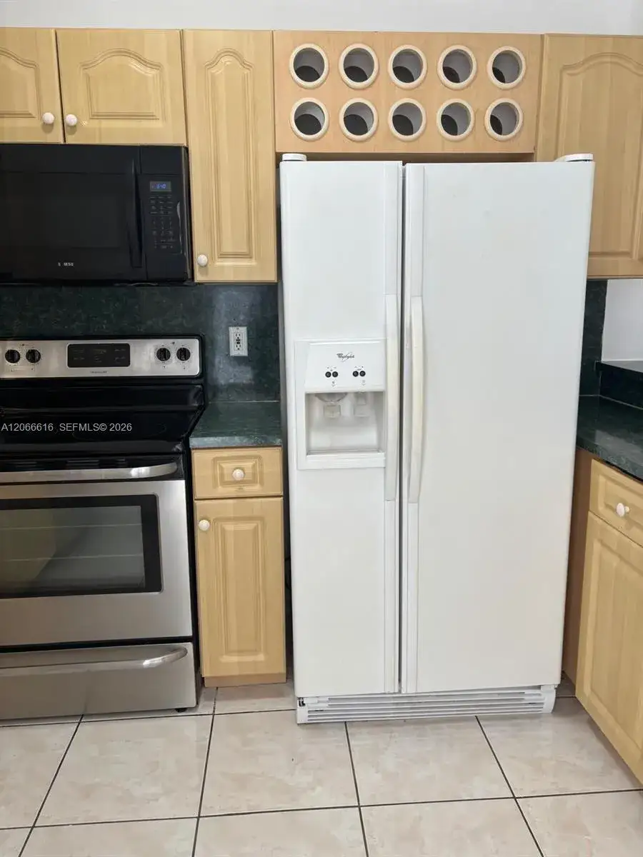 2953 W 80th St # 204, Hialeah FL 33018