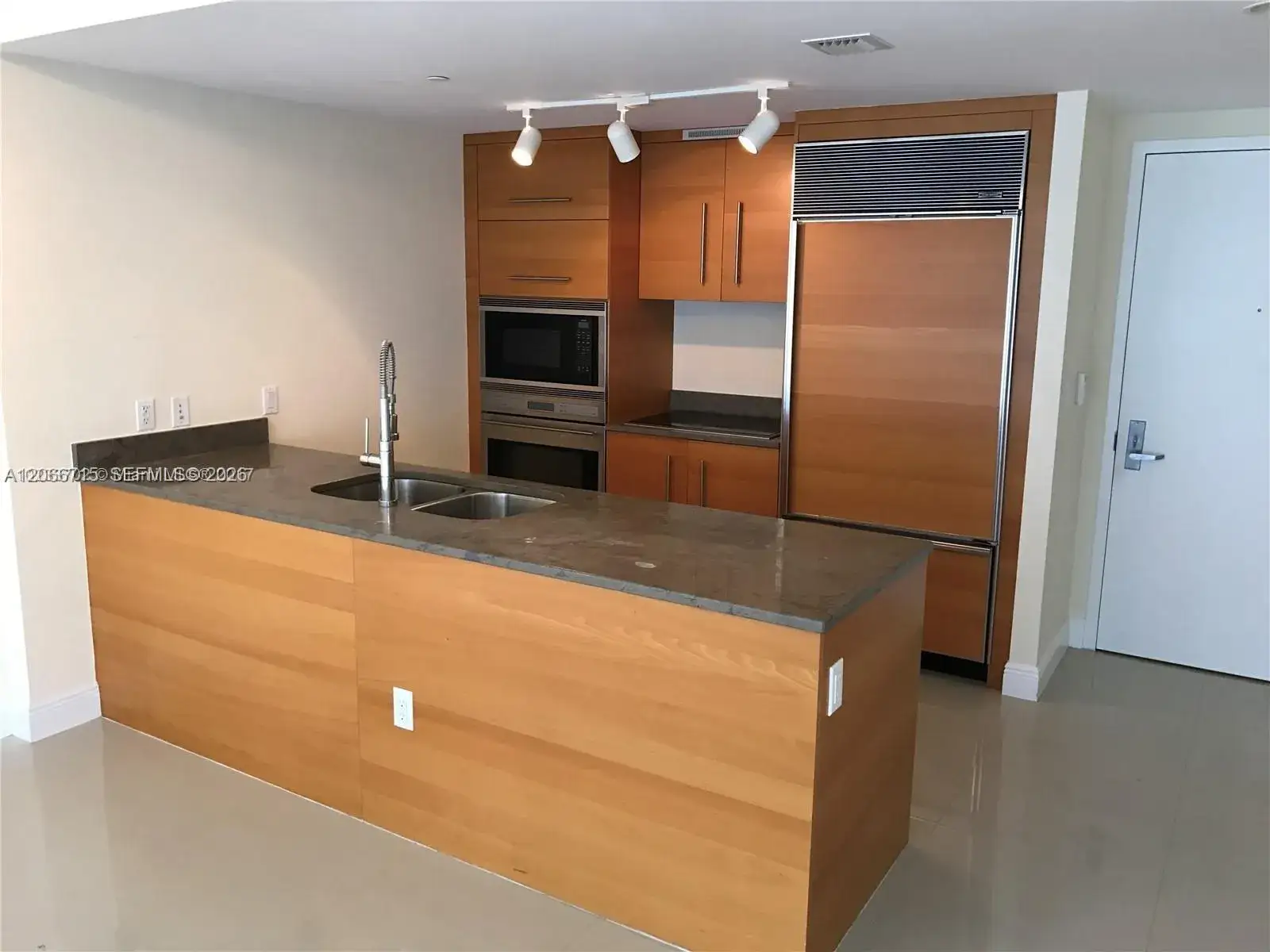1 bedroom 1 bath Residential Lease for rent at 475 Brickell Ave # 2511, Miami FL 33131