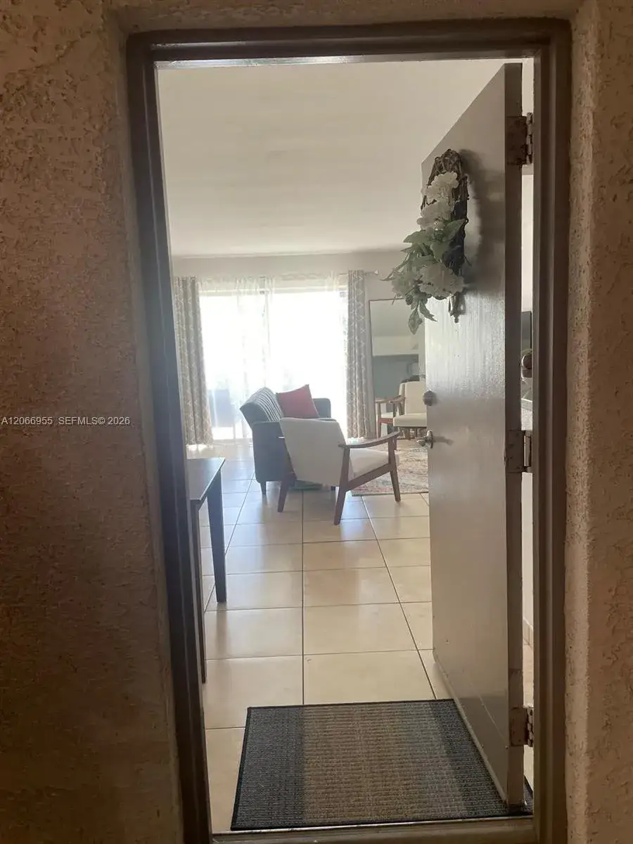 2 bedroom 1 bath Residential Lease for rent at 10393 N Kendall Dr # U6, Miami FL 33176