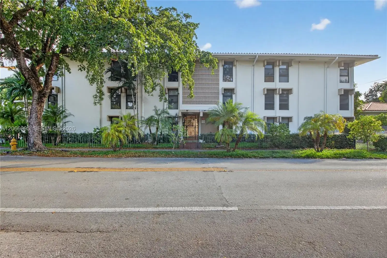 2 bedroom 1 bath Residential Lease for rent at 1600 S Le Jeune Rd # 10, Coral Gables FL 33134