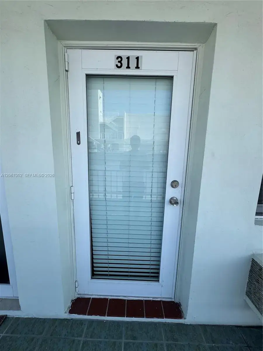 1 bedroom 1 bath Residential Lease for rent at 524 Washington Ave # 311, Miami Beach FL 33139