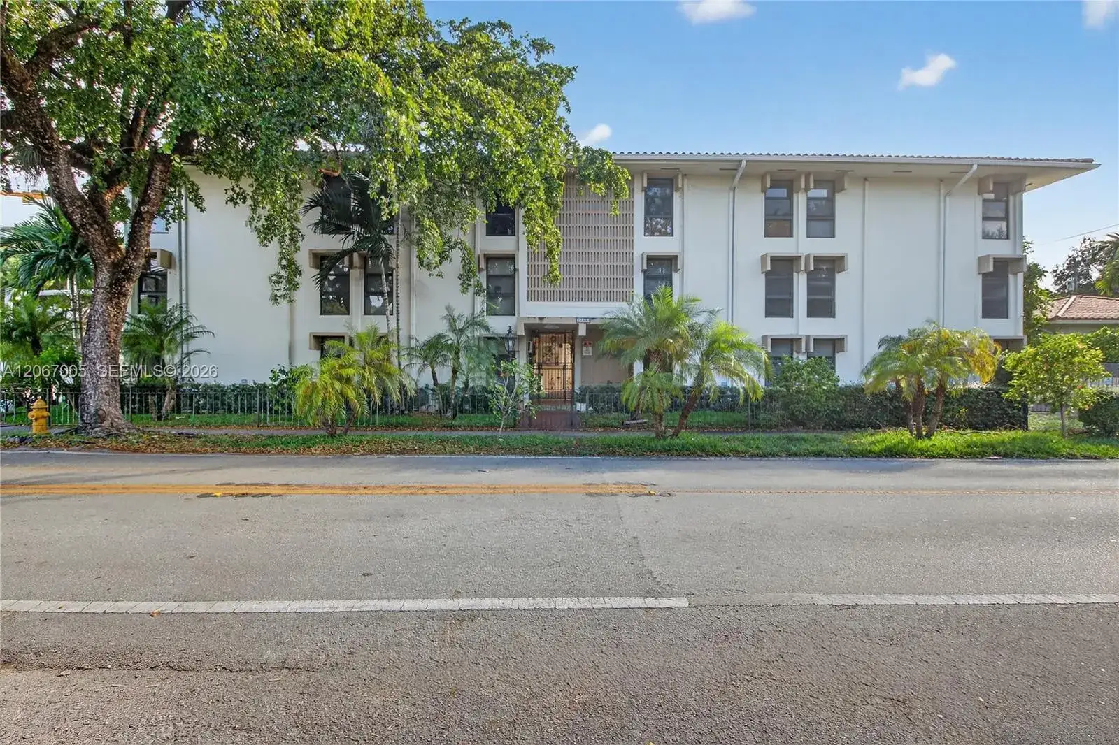 2 bedroom 1 bath Residential Lease for rent at 1600 S Le Jeune Rd # 14, Coral Gables FL 33134