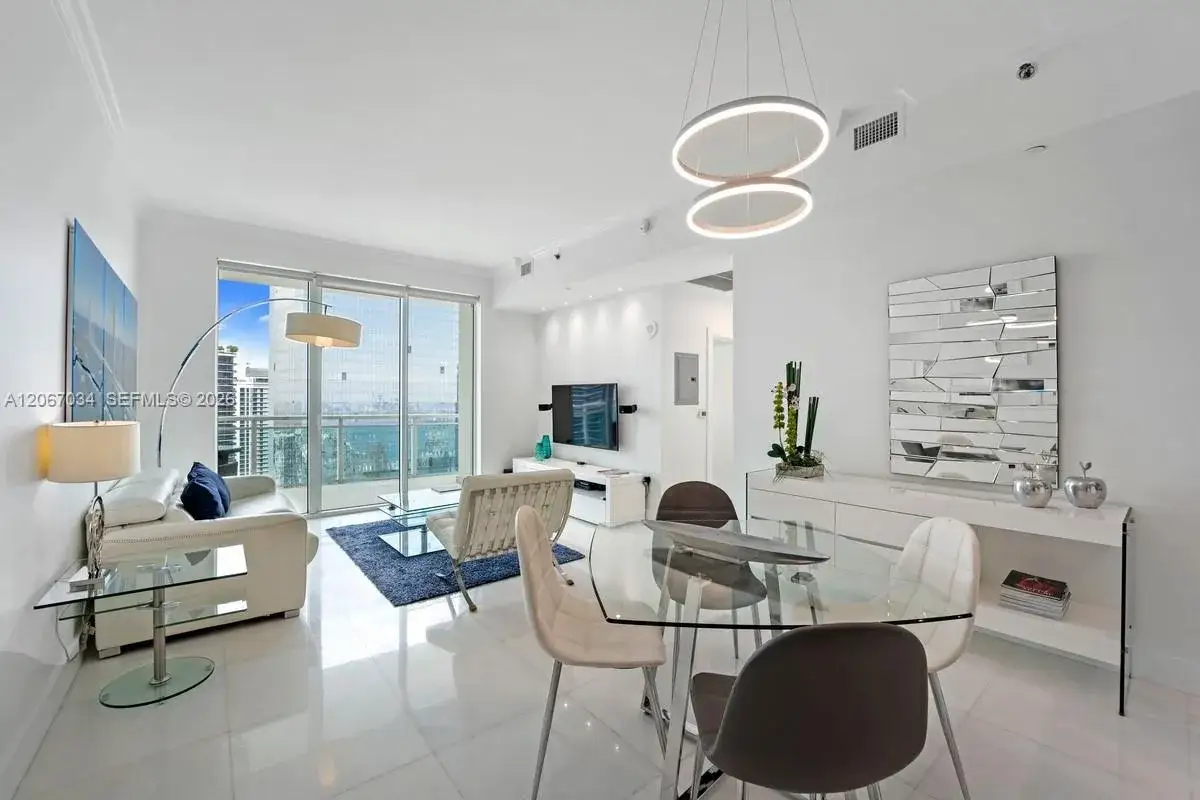 1 bedroom 1 bath Residential for sale at 950 Brickell Bay Dr # 4600, Miami FL 33131