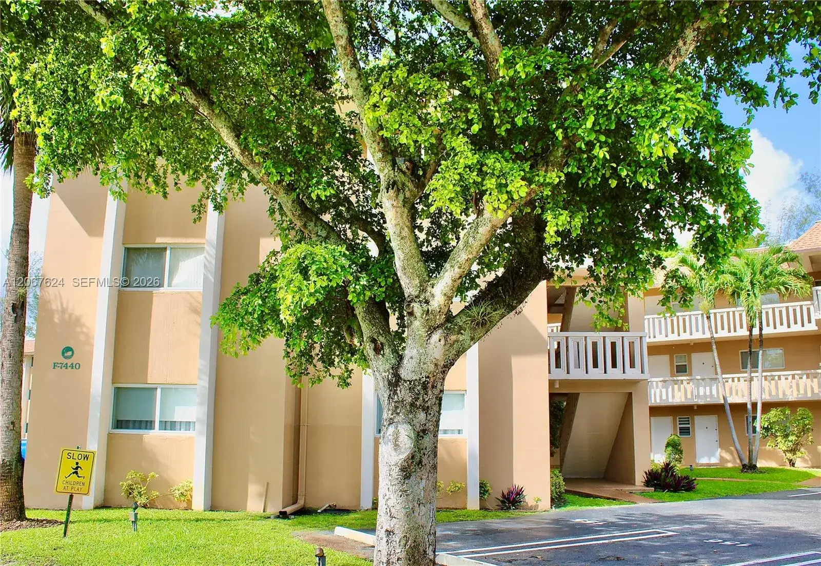 2 bedroom 2 bath Residential for sale at 7440 Miami Lakes Dr # F212, Miami Lakes FL 33014