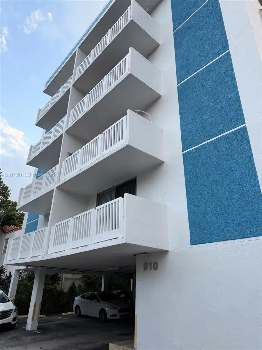 1 bedroom 1 bath Residential Lease for rent at 910 Michigan Ave # 405, Miami Beach FL 33139