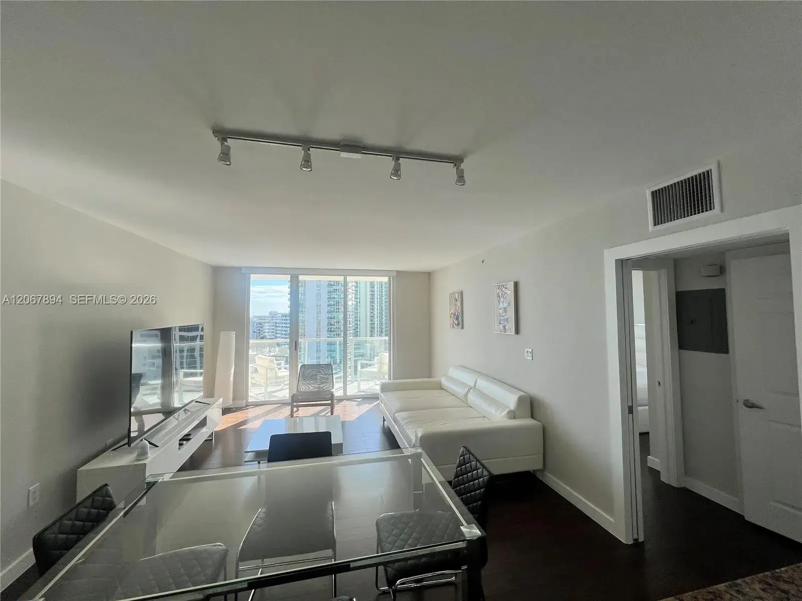 1 bedroom 1 bath Residential Lease for rent at 1155 Brickell Bay Dr # 1607, Miami FL 33131
