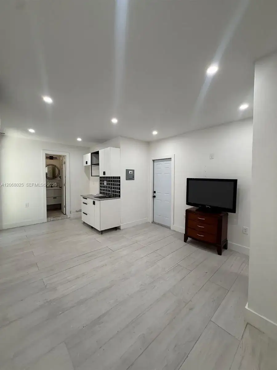 1 bath Residential Lease for rent at 1140 N Douglas Rd # 1, Pembroke Pines FL 33024