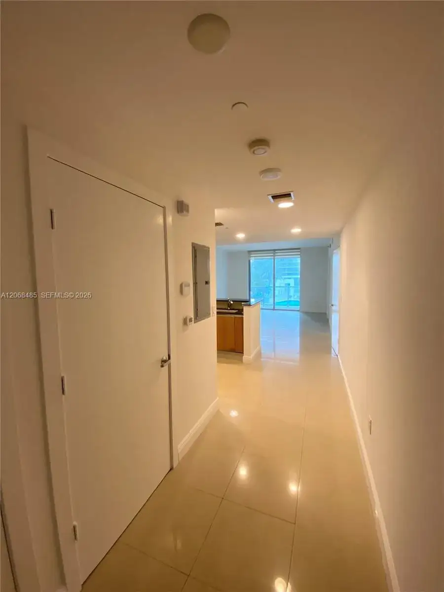 1 bedroom 1 bath Residential Lease for rent at 1060 Brickell Ave # 1413, Miami FL 33131