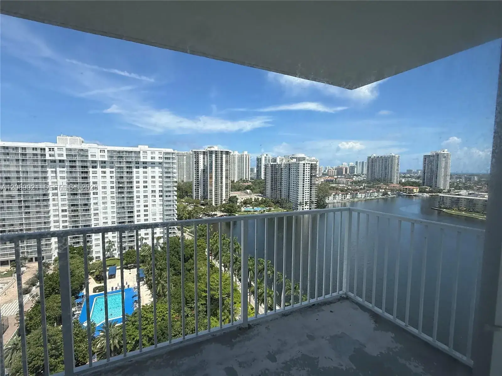 2 bedroom 2 bath Residential for sale at 2801 NE 183rd St # 1914W, Aventura FL 33160