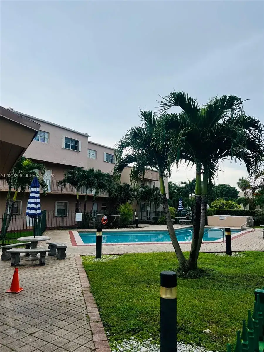 2 bedroom 2 bath Residential Lease for rent at 10500 SW 8th St # 410, Miami FL 33174