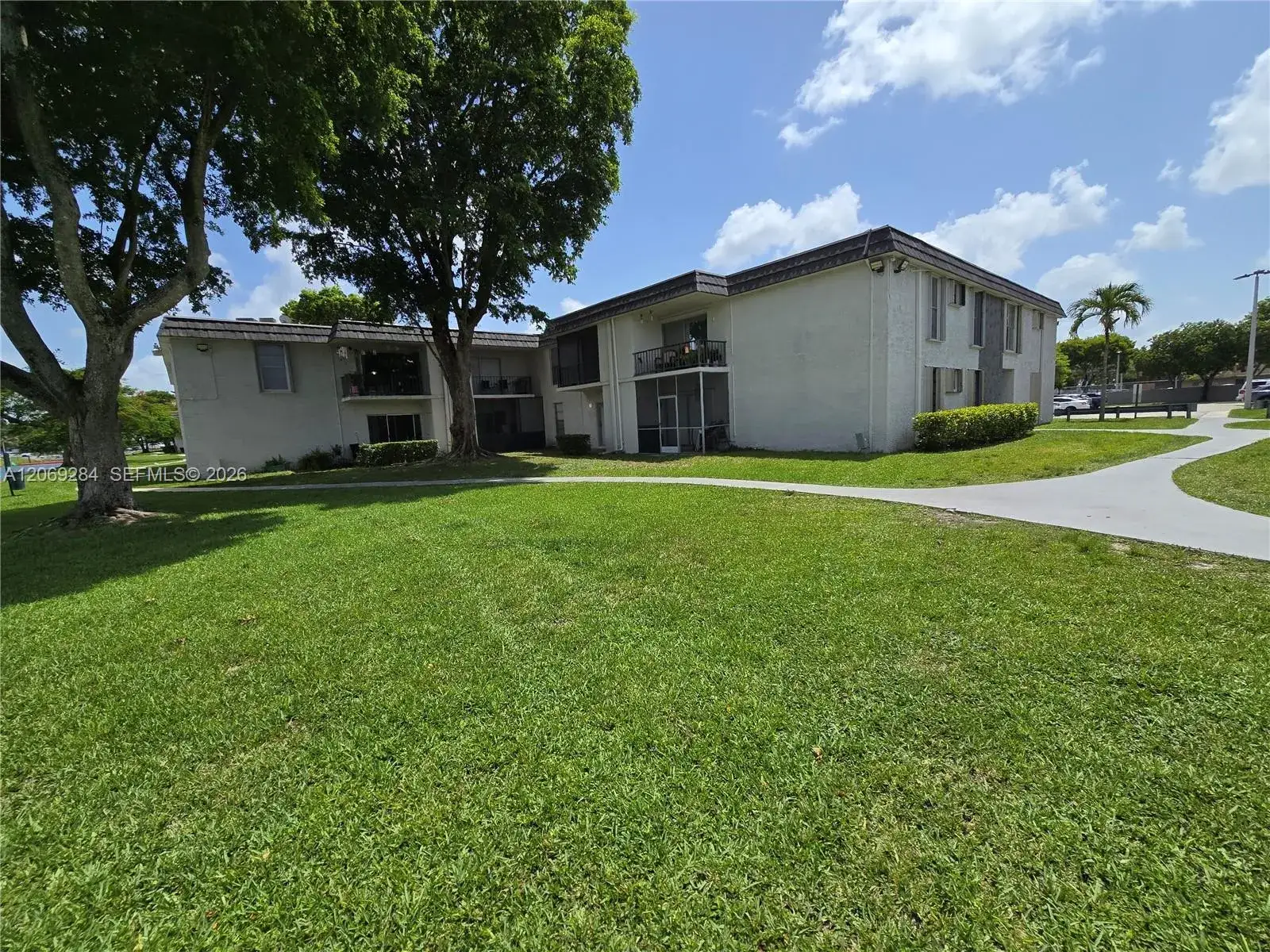 2 bedroom 2 bath Residential for sale at 10375 N Kendall Dr # J7, Miami FL 33176