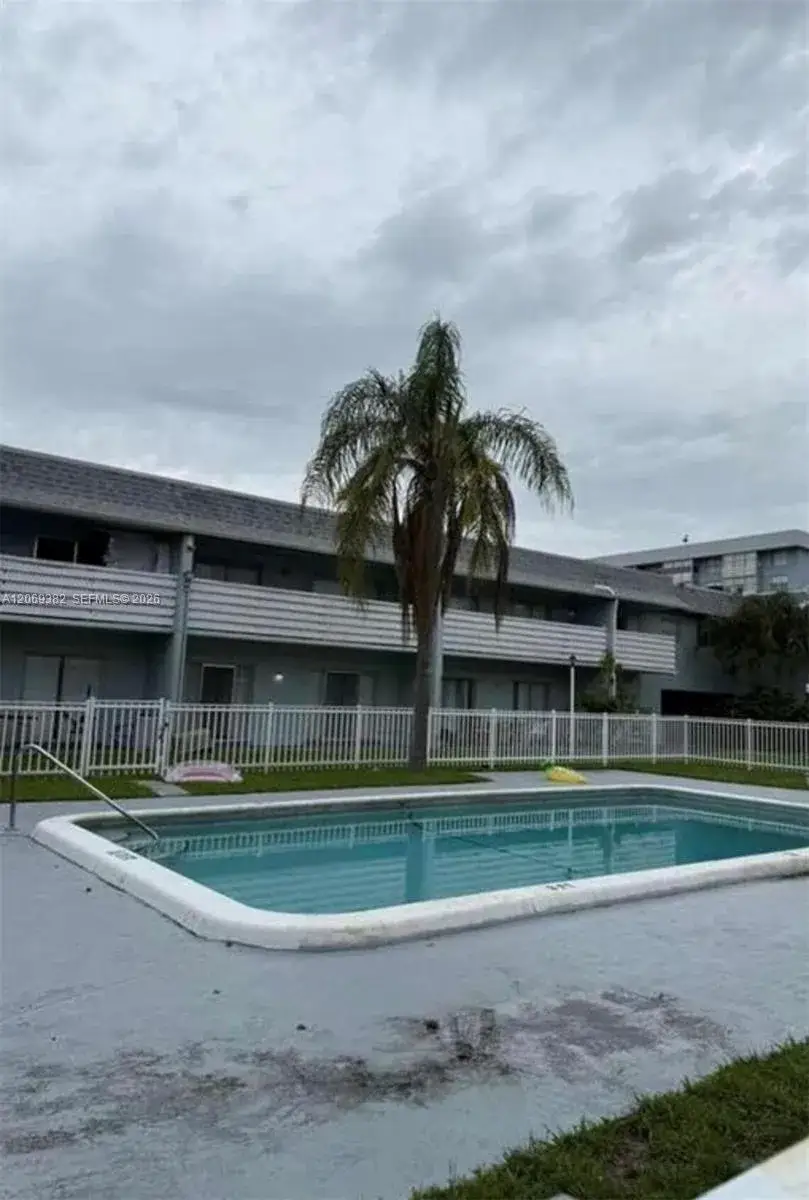 1 bedroom 1 bath Residential for sale at 4251 NW 5th St # 131, Plantation FL 33317