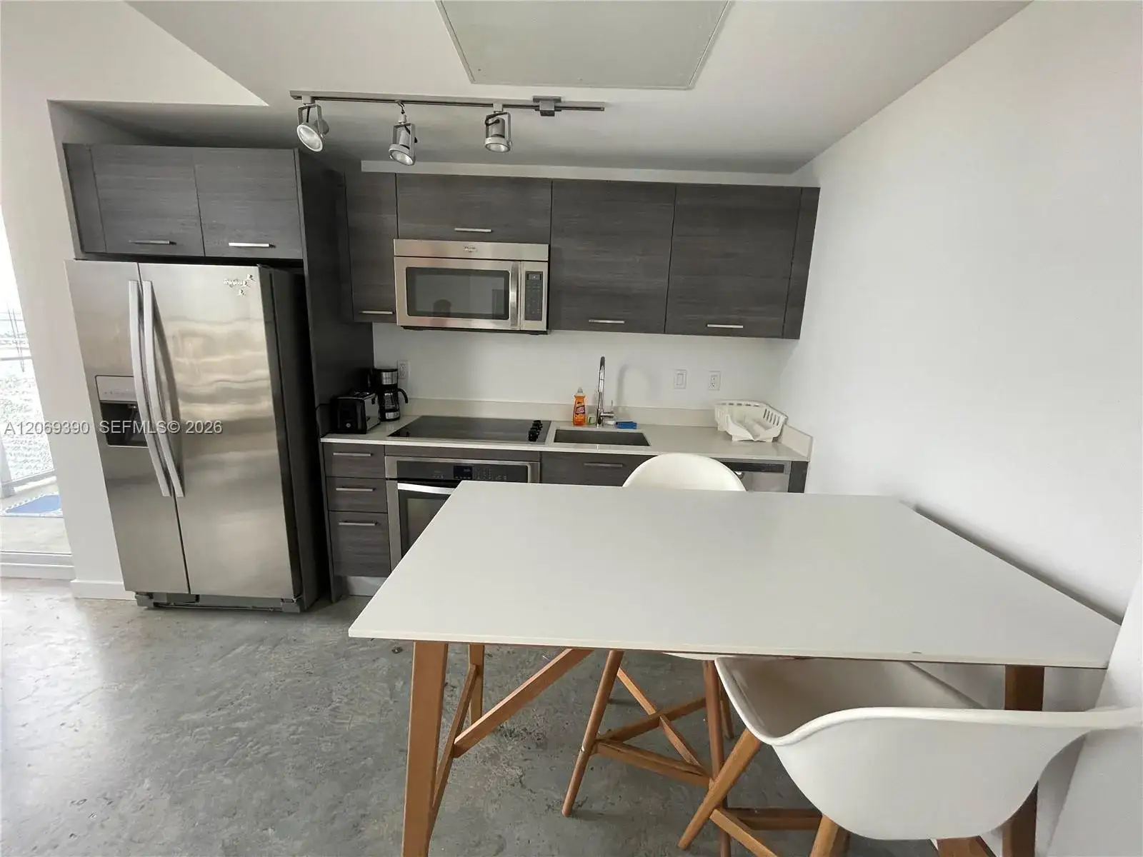 1 bedroom 1 bath Residential Lease for rent at 151 SE 1st St # 3004, Miami FL 33131