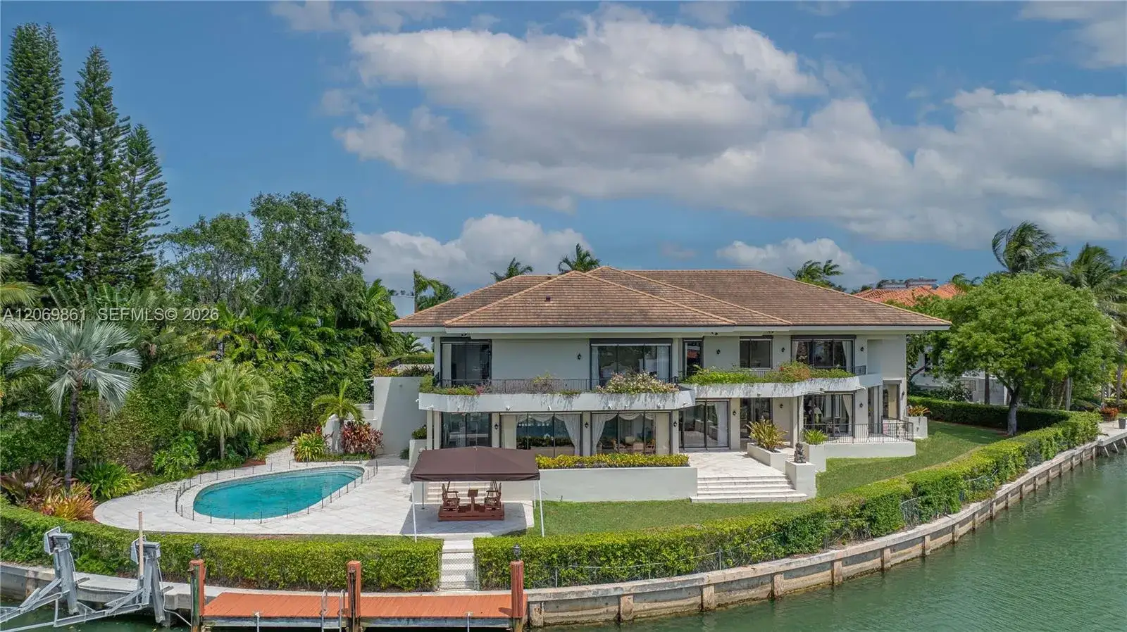 8 bedroom 8 bath Residential for sale at 241 Cape Florida Dr, Key Biscayne FL 33149