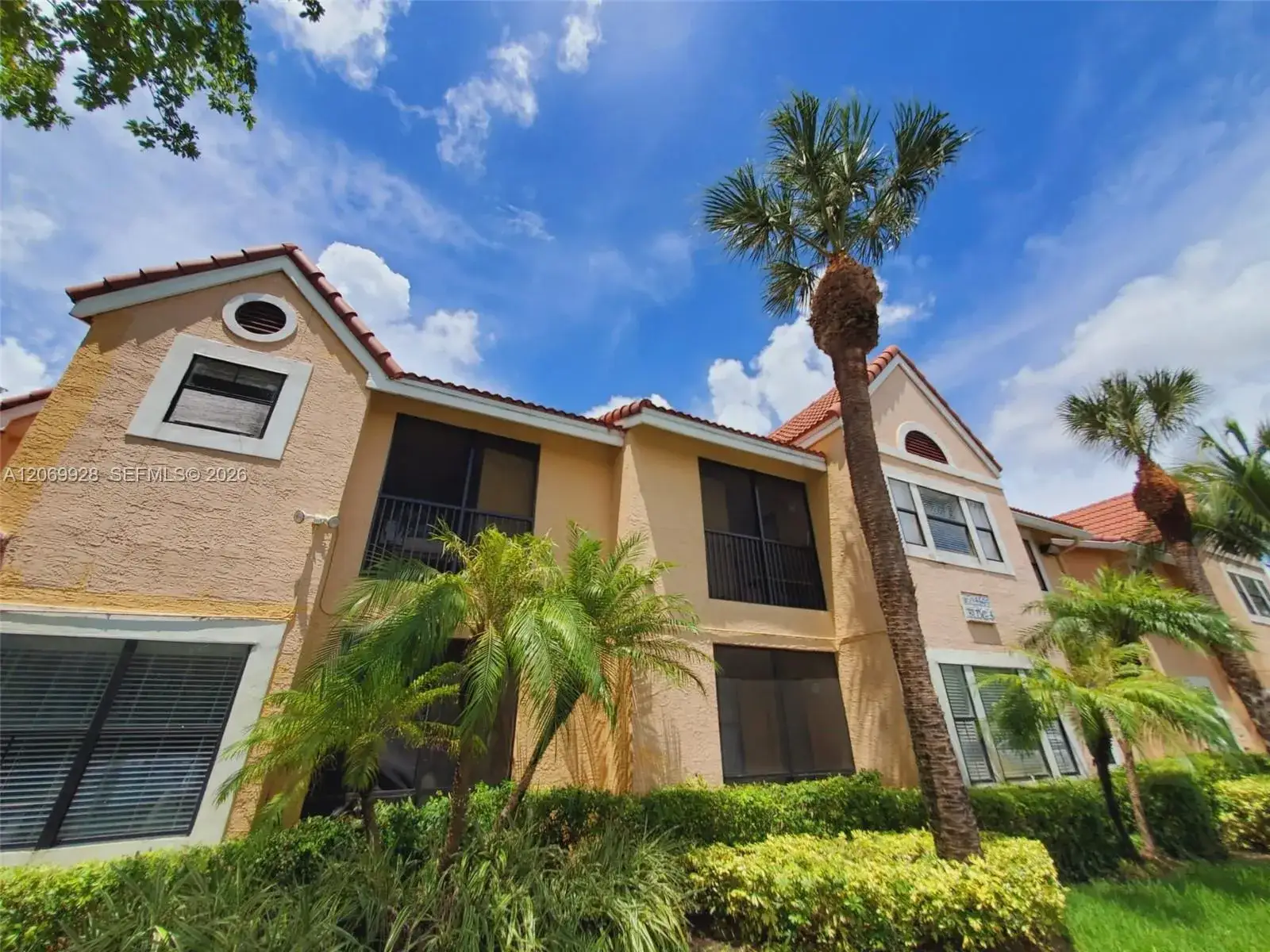 2 bedroom 2 bath Residential for sale at 15591 SW 105th Ter # 512, Miami FL 33196