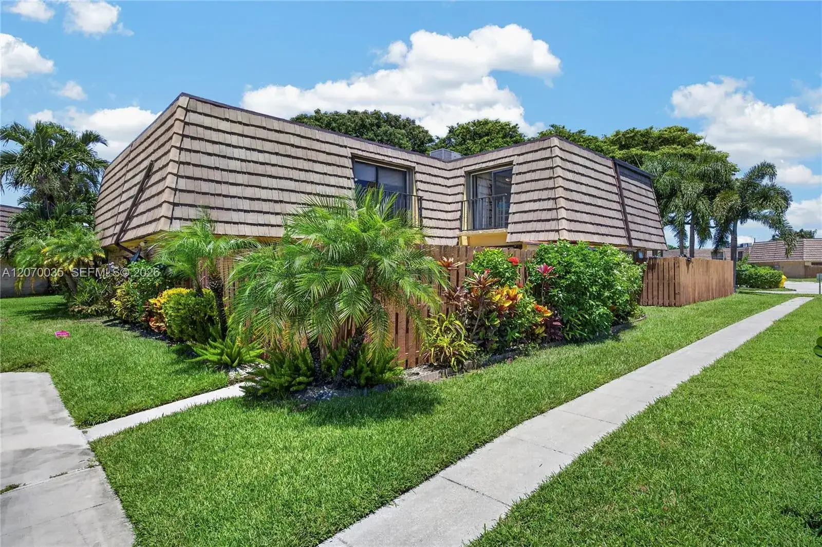3 bedroom 2 bath Residential for sale at 953 Springdale Cir, Palm Springs FL 33461