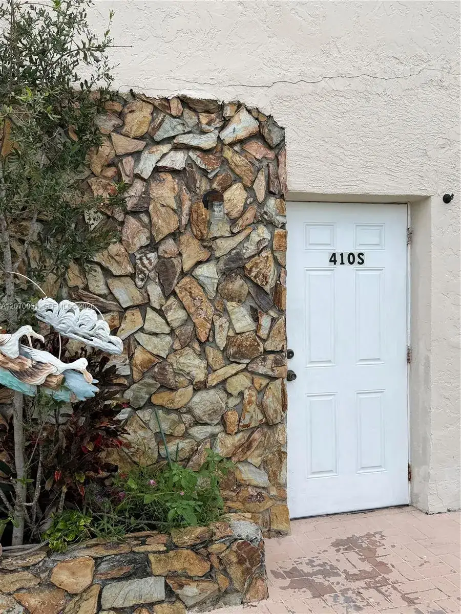 1 bedroom 1 bath Residential Lease for rent at 410 N 58th Ave, Hollywood FL 33021