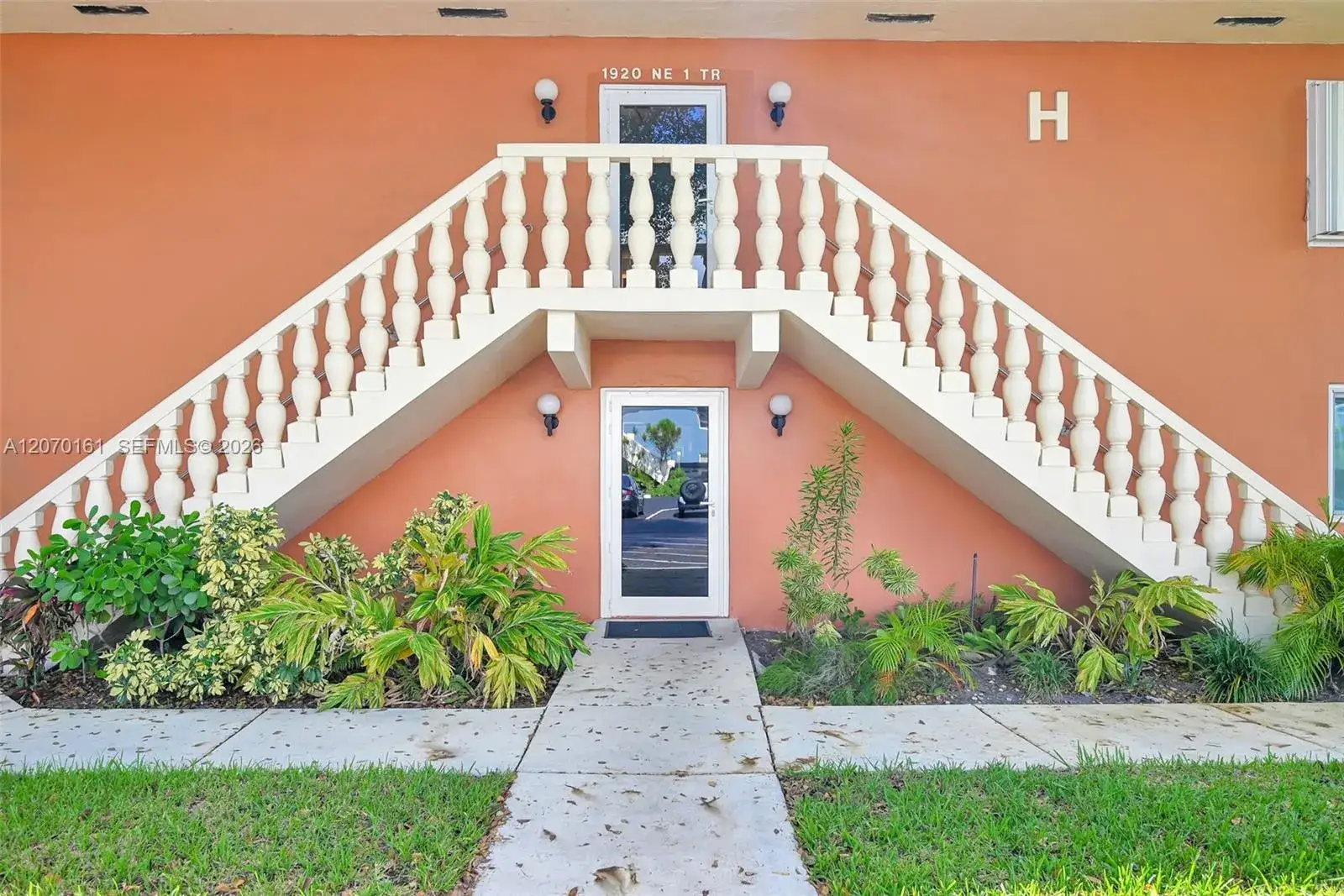 1 bedroom 1 bath Residential for sale at 1920 NE 1st Ter # 109H, Wilton Manors FL 33305
