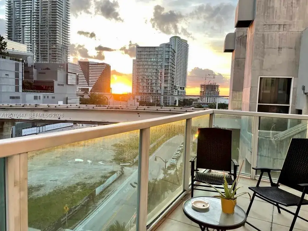 2 bedroom 2 bath Residential Lease for rent at 41 SE 5th St # 516, Miami FL 33131