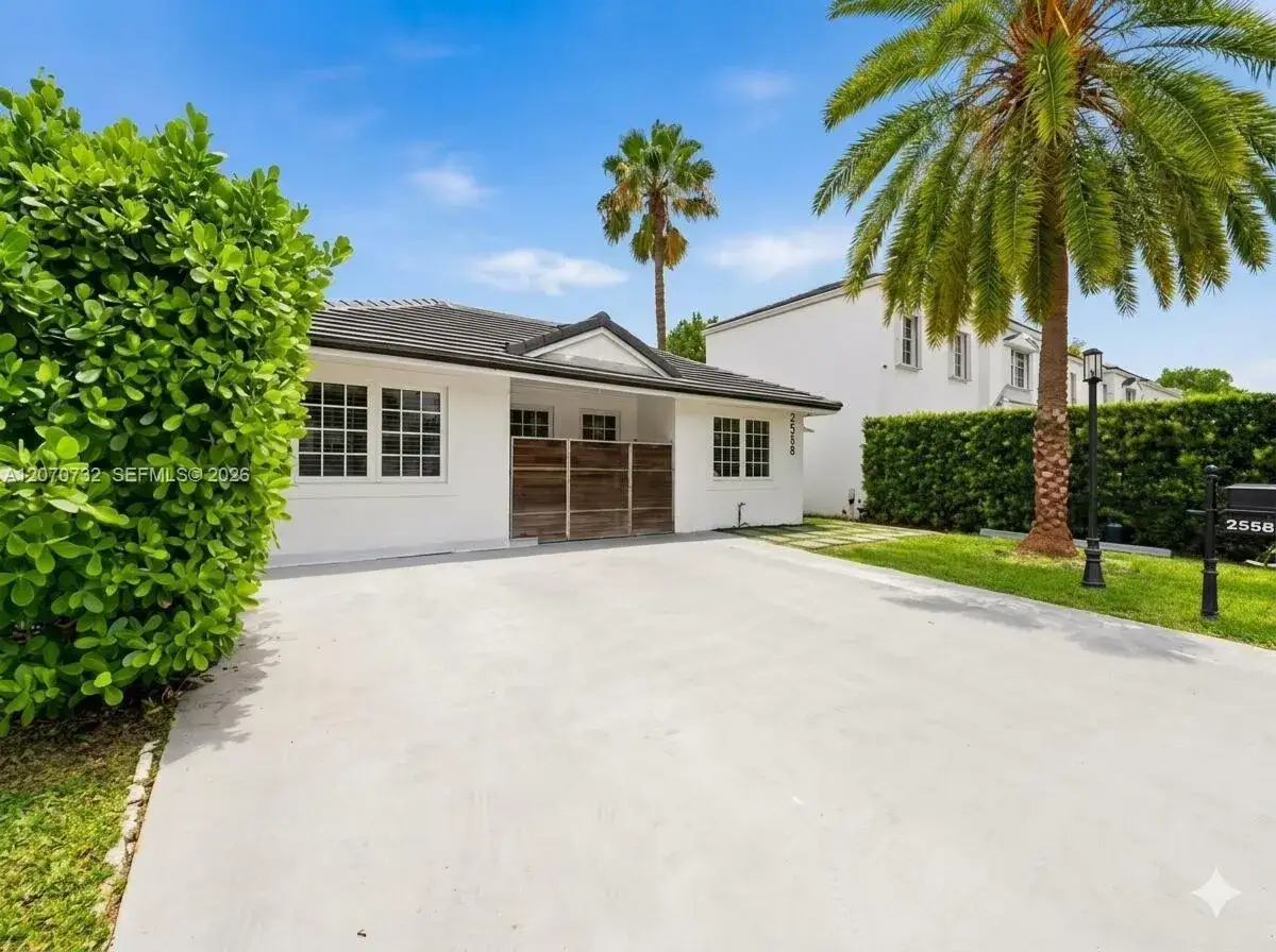 3 bedroom 3 bath Residential for sale at 2558 NE 206th Ter, Miami FL 33180