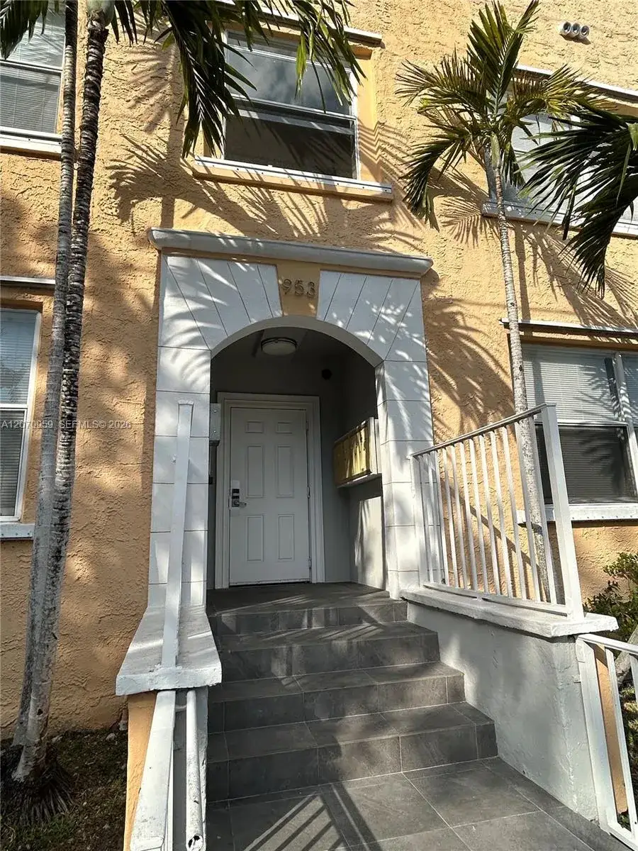 1 bedroom 1 bath Residential Lease for rent at 953 SW 10th St # 12, Miami FL 33130